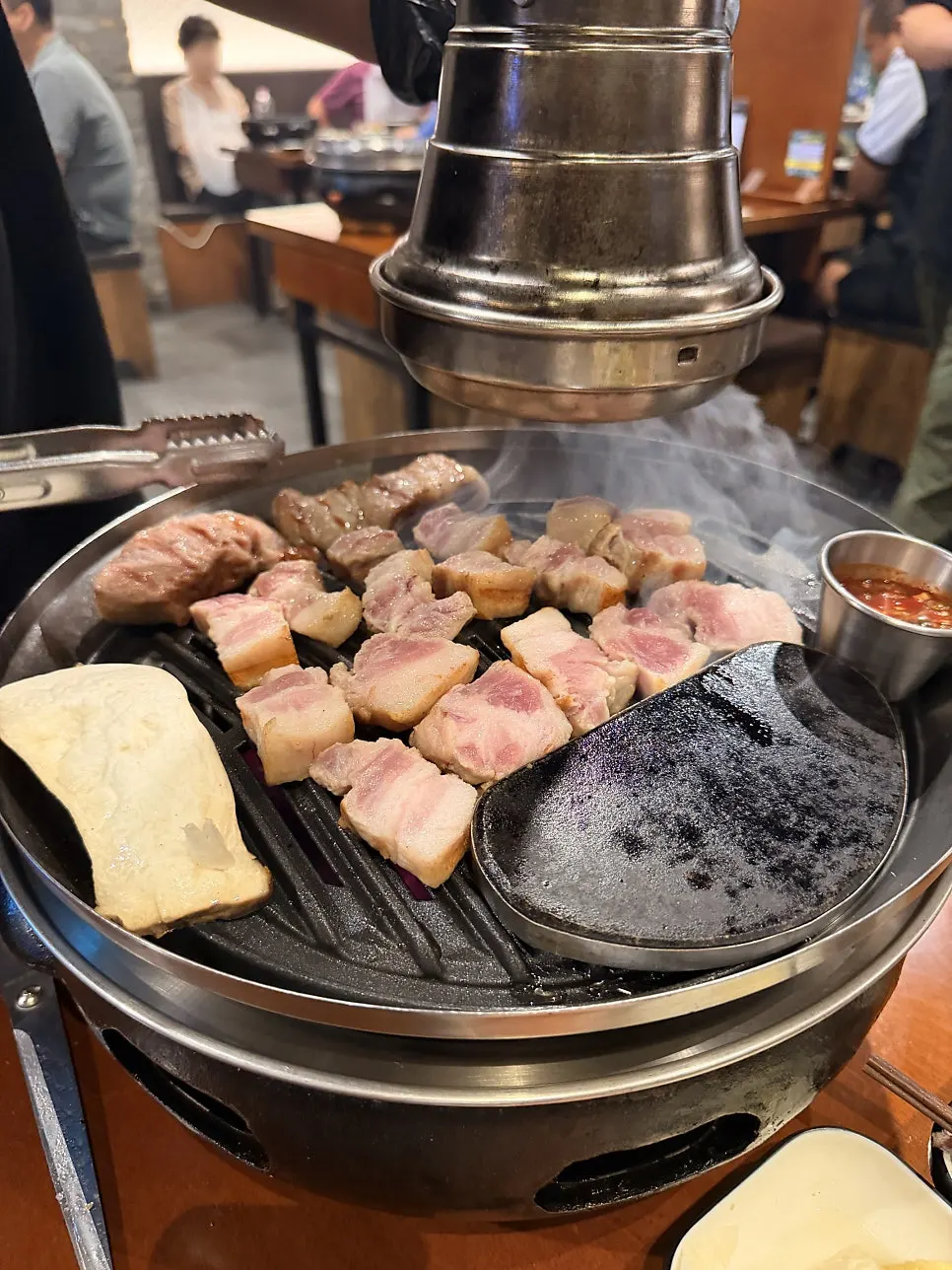 먹기 좋은 크기로 잘린 고기 한 점씩