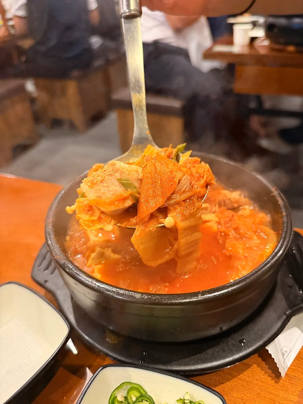 국자로 떠올린 김치찌개 속 고기