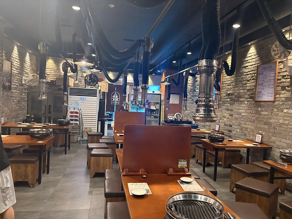 Dining table inside Geumdon Hwaro Sangil-dong Station Branch