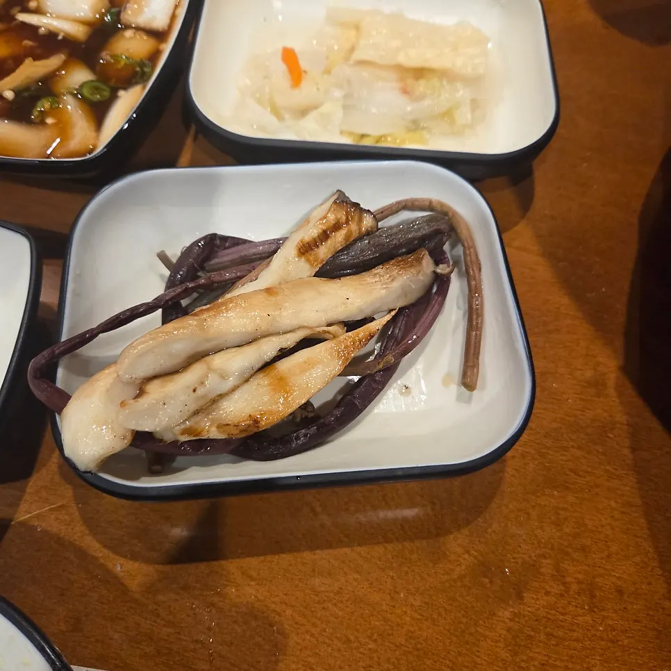 Meat served with fermented anchovy sauce and garlic sauce