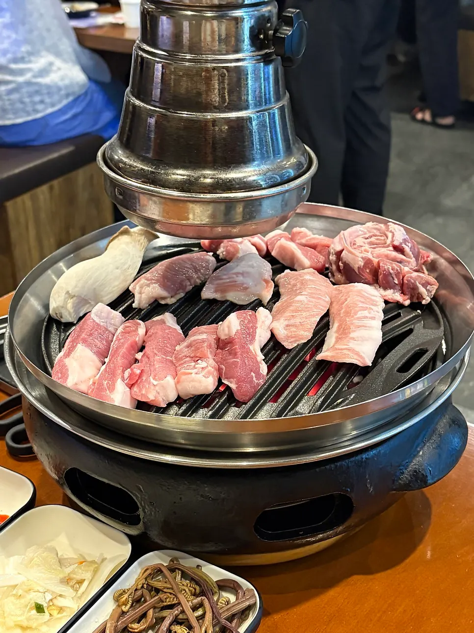 Staff grilling the meat at Geumdon Hwaro
