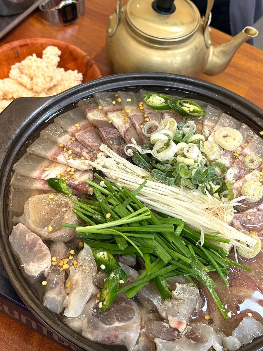 Table setting of beef boiled meat hot pot at Geumganejangteo Yongin Jungang Market Branch
