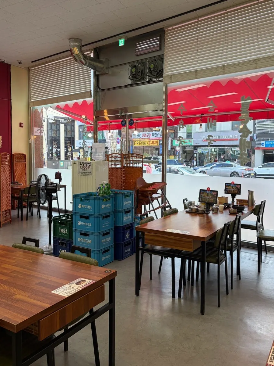 Interior of Geumganejangteo after the lunch crowd left