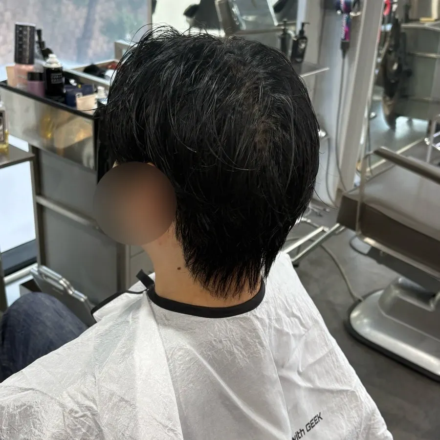 피규어와 음악이 있는 매장 내부