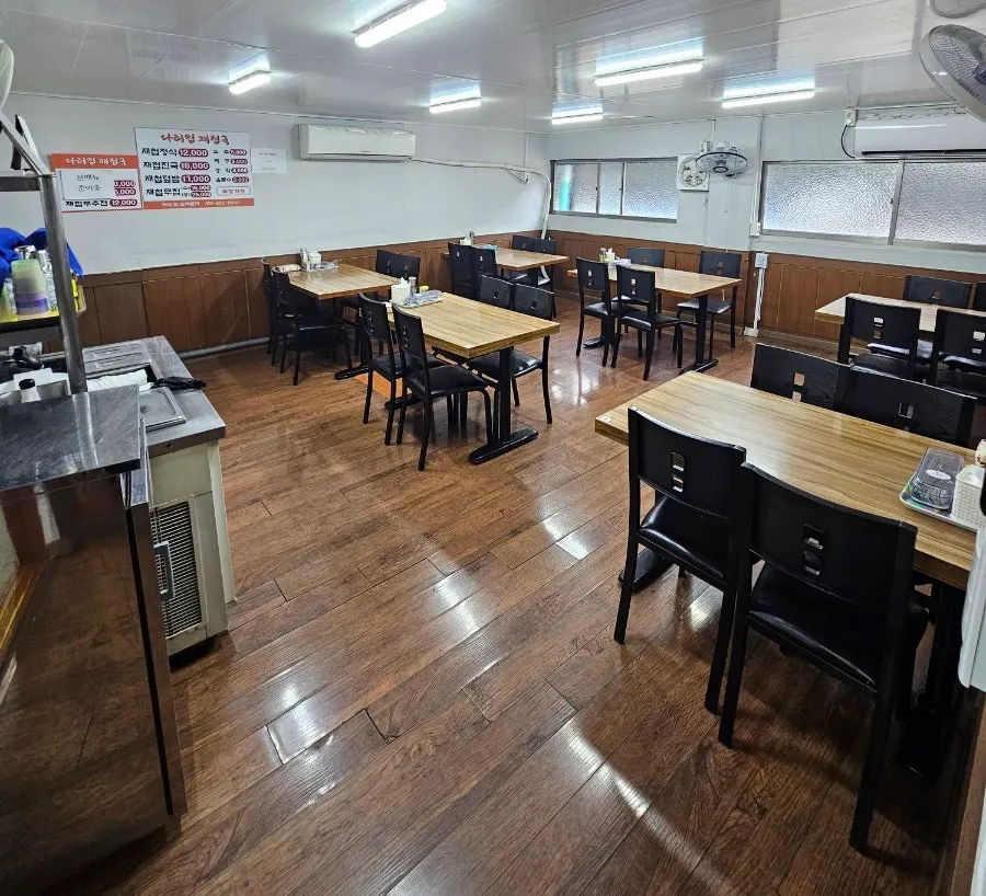 세 군데로 나뉜 다리집재첩국 식사 공간