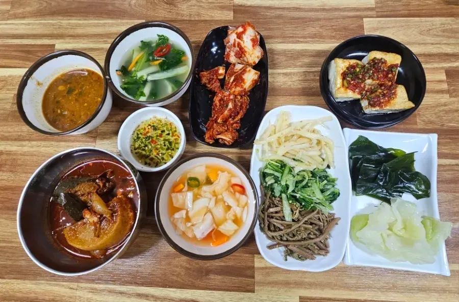 재첩정식과 함께 차려진 밑반찬 한 상