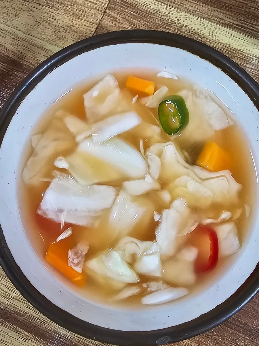 정갈하게 담긴 밑반찬 접시
