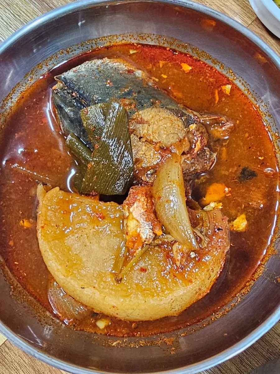 고등어조림과 비빔밥 나물, 계란후라이, 김