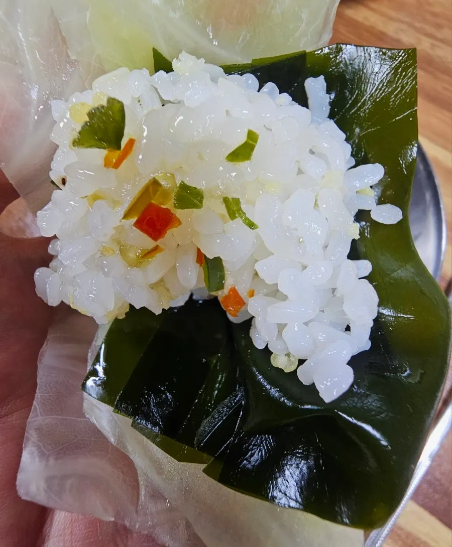 다시마에 밥과 젓갈을 올린 쌈