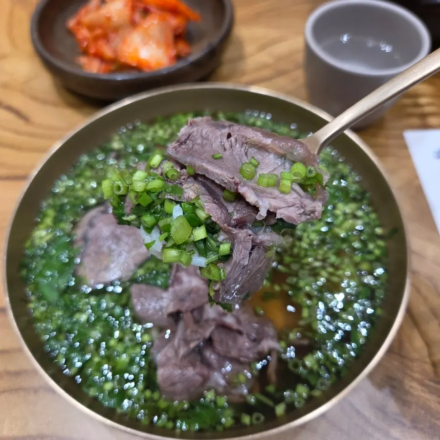 Main image of minari gomtang at Geumnyeong Gomtang Yeoksam Branch