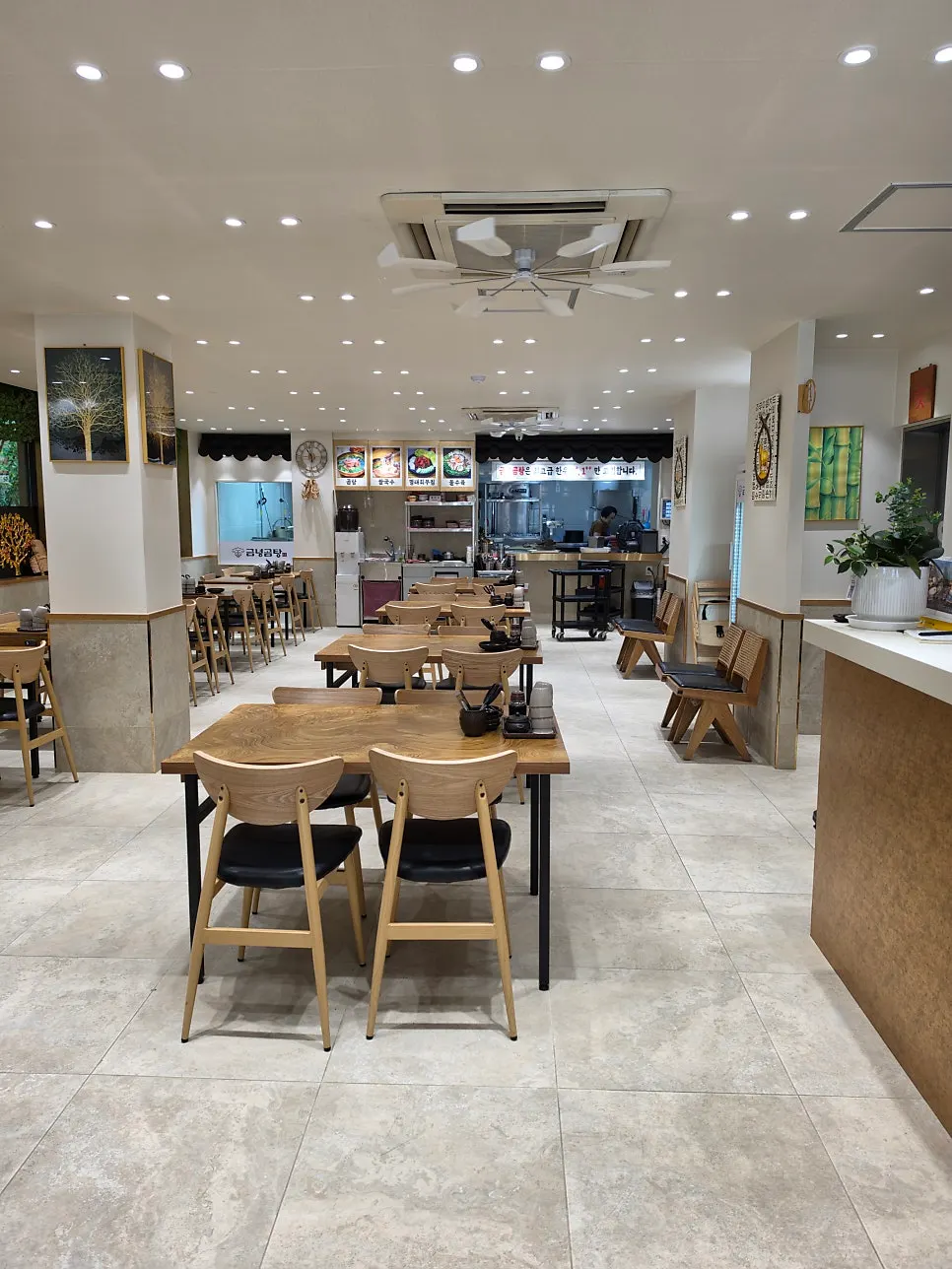 Tidy seating and side-dish area at Geumnyeong Gomtang Yeoksam Branch