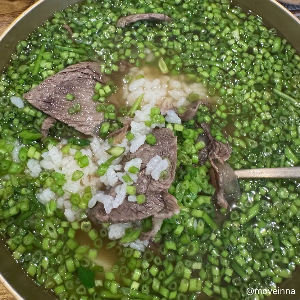 떡국떡 사리를 넣은 미나리곰탕