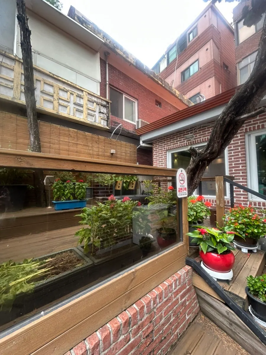 골목 안에 자리한 금녕곰탕 본점 입구