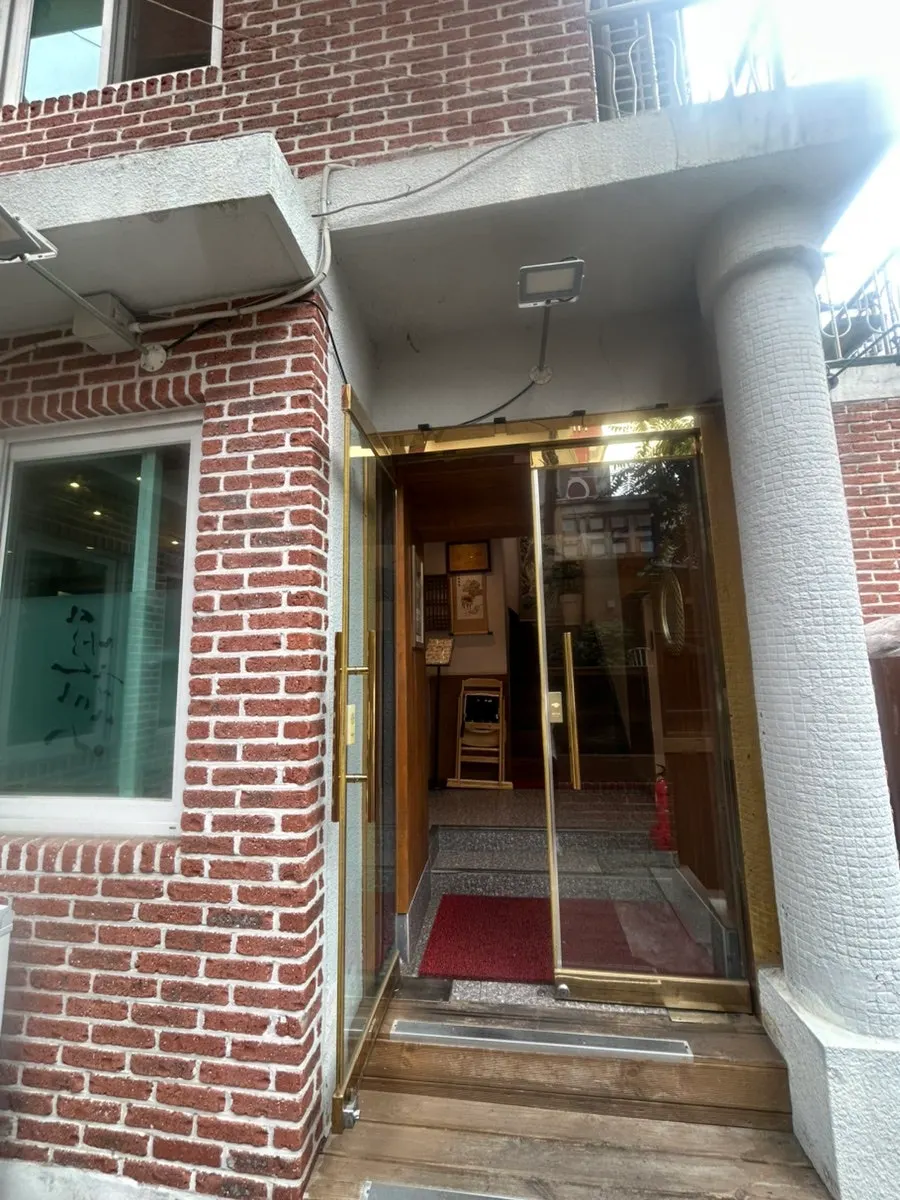 금녕곰탕 본점 실내로 들어가는 길