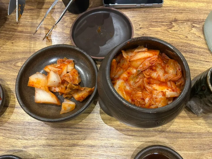 곰탕 고기와 미나리, 김치를 곁들인 상차림