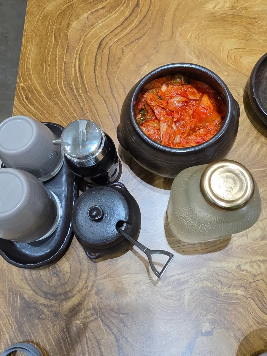 테이블에 비치된 김치 항아리와 양념통