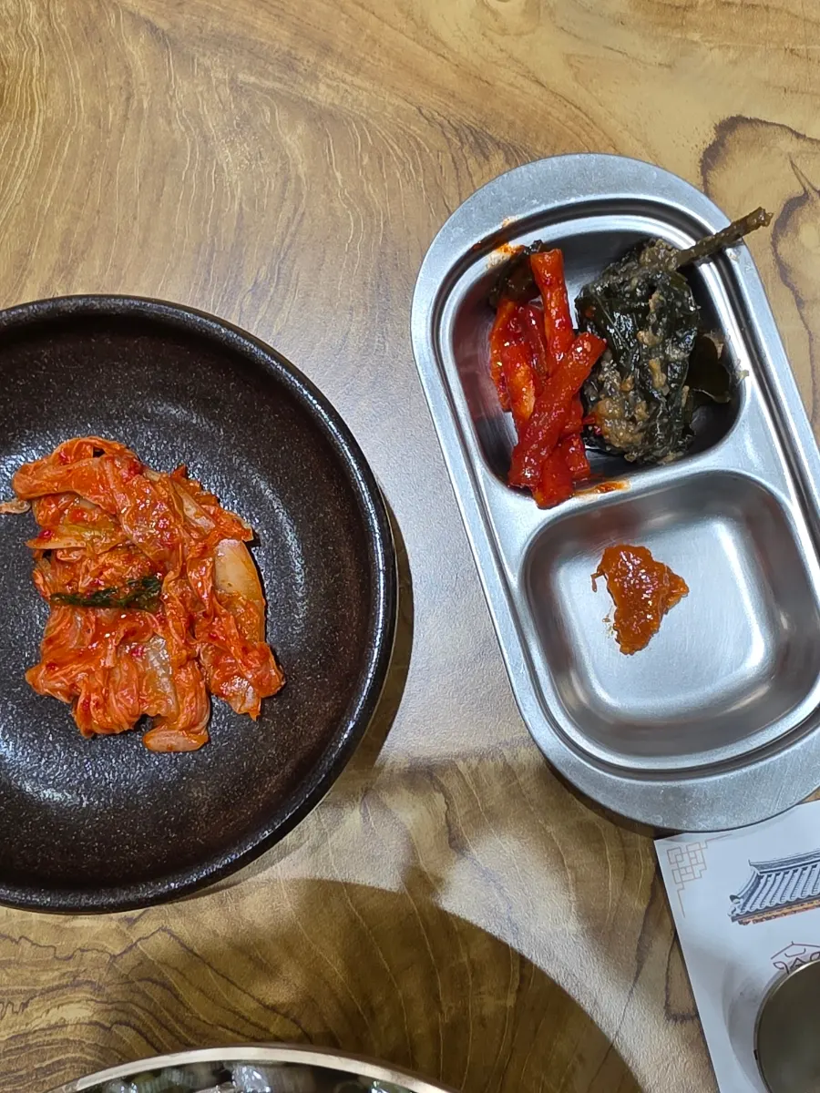 마늘과 장아찌, 나물 등 셀프바 곁들임 반찬
