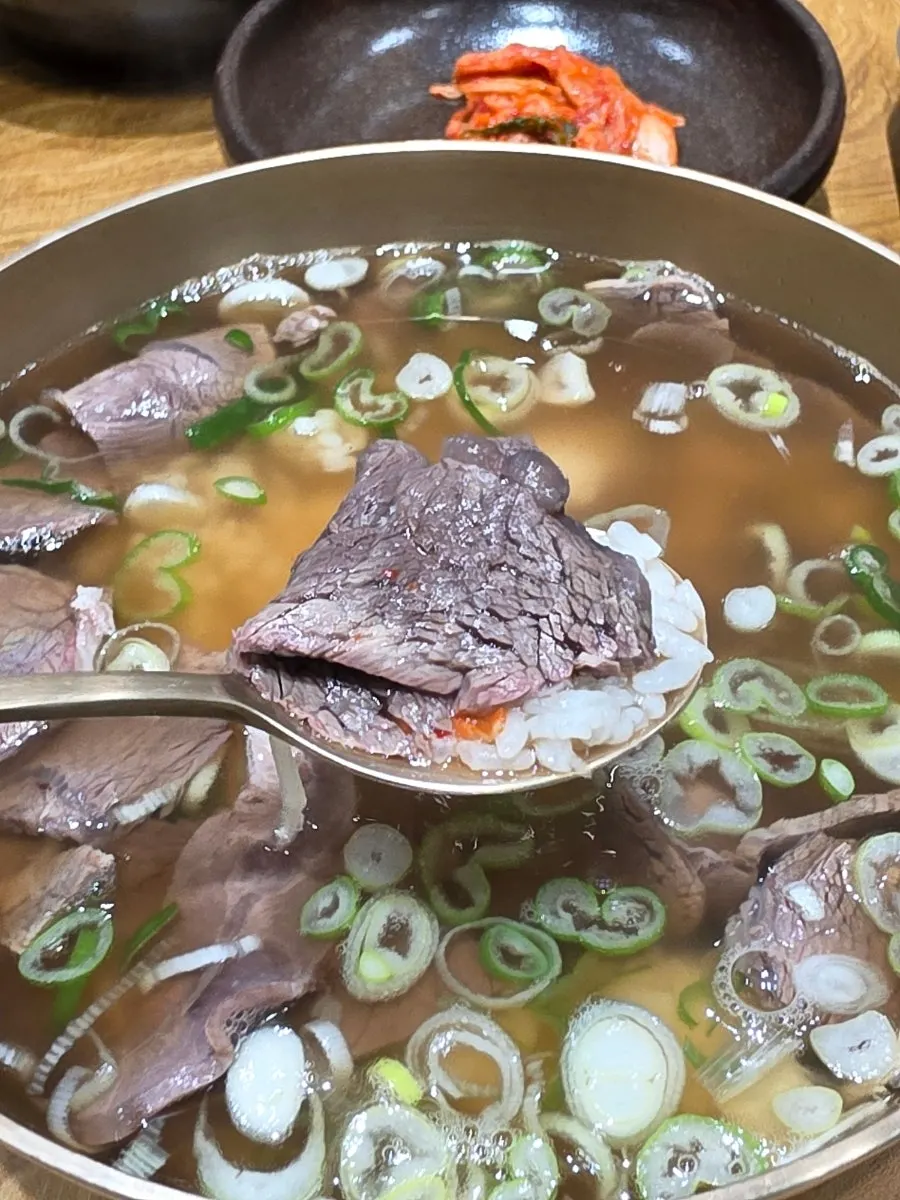 맑은 국물에 큼직하게 썬 고기가 보이는 곰탕