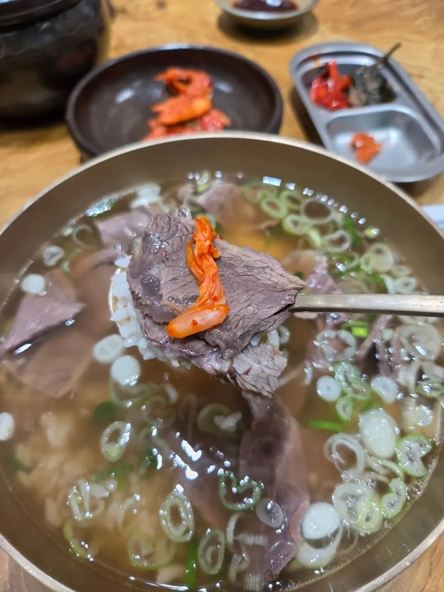 김치를 올려 먹는 곰탕 한 숟갈