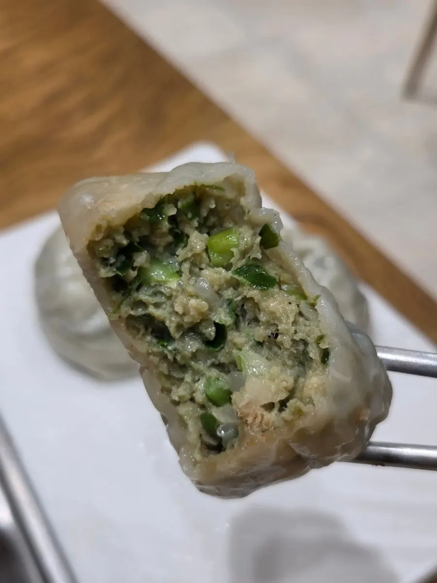 반으로 가른 고기만두 속재료