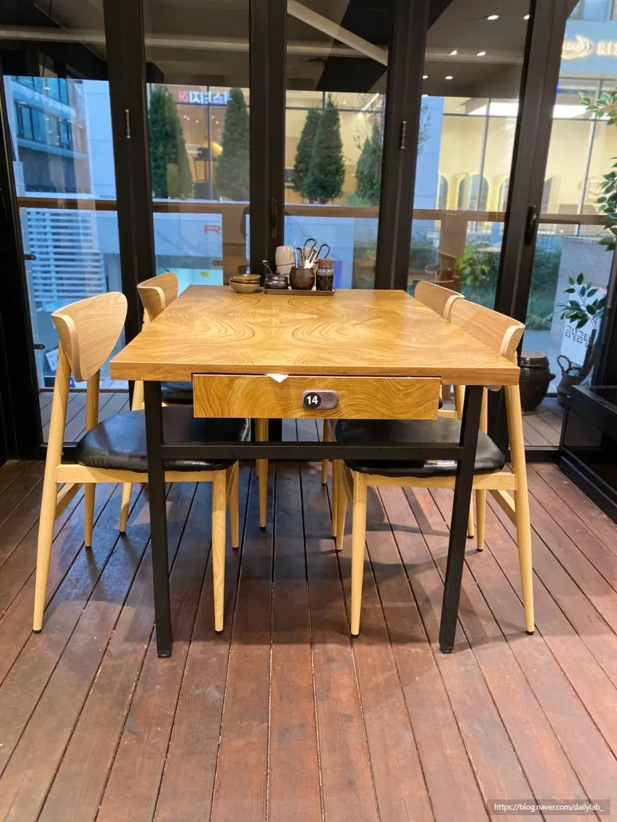 여유 있는 금녕곰탕 역삼점 테이블 공간