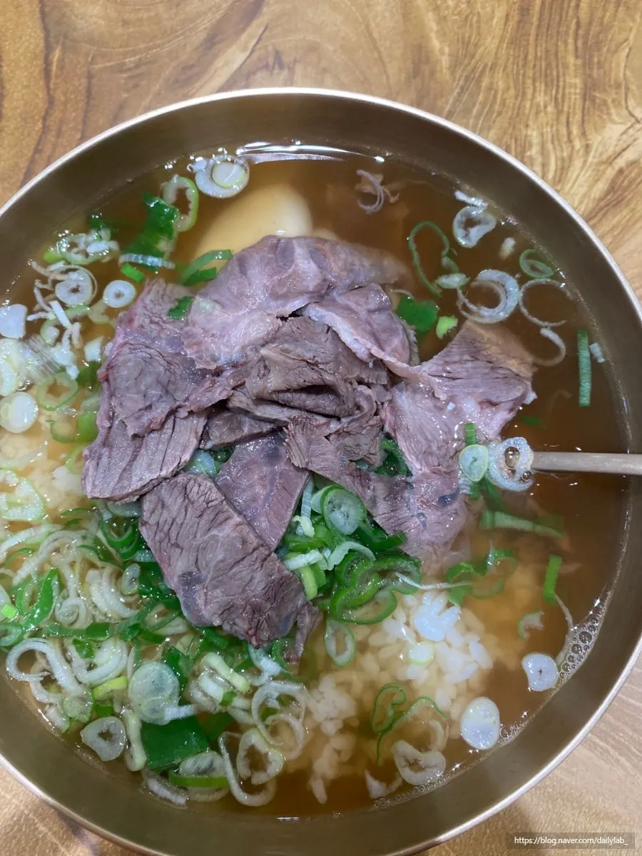 곰탕 국물과 고기 한 숟가락
