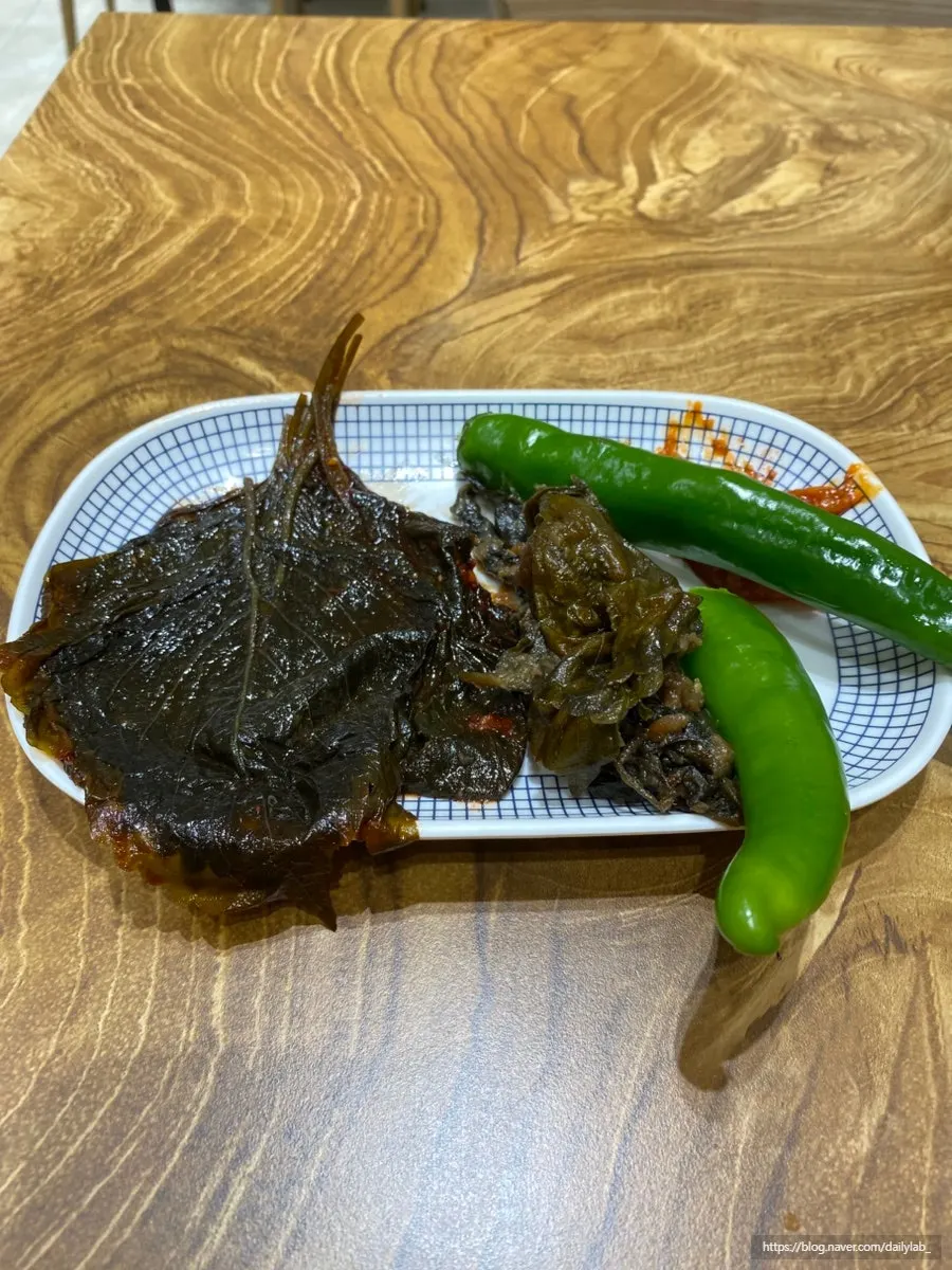 된장 깻잎 한 장을 집은 모습