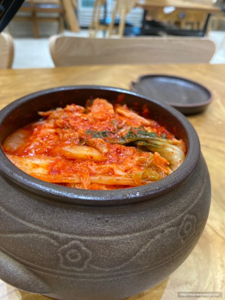 셀프코너에서 담아온 반찬 접시
