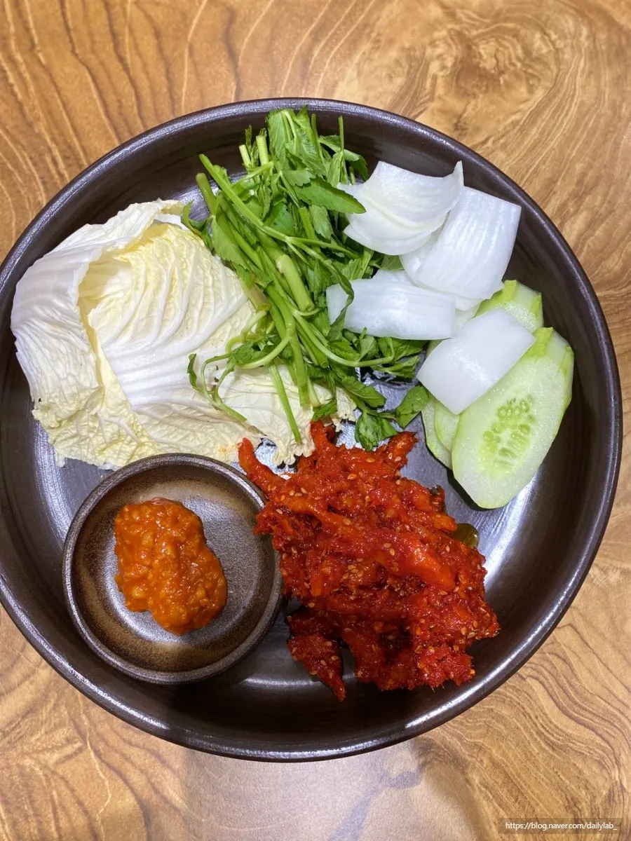 새콤달콤한 양념의 명태 회무침 클로즈업
