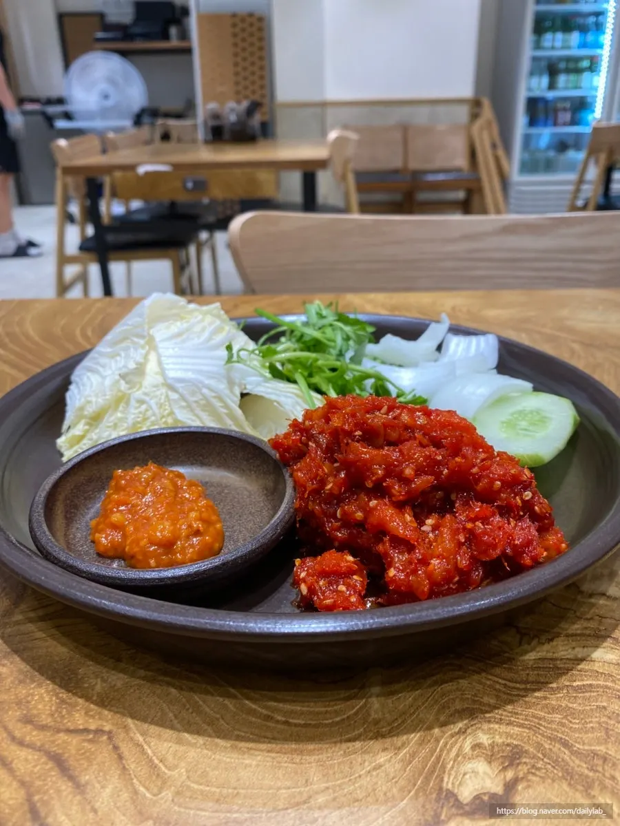 곰탕과 함께 곁들인 명태 회무침 한 입