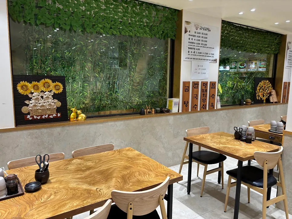 Interior Geumnyeong Gomtang Yeoksam Branch dengan jarak antar meja yang lega