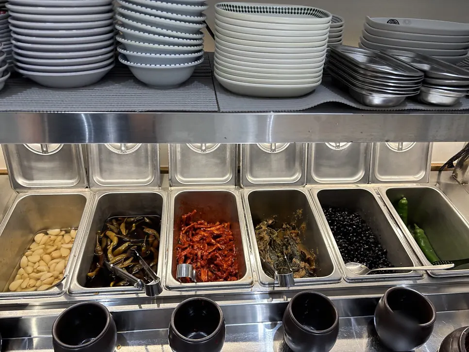 Sudut self-service banchan di restoran