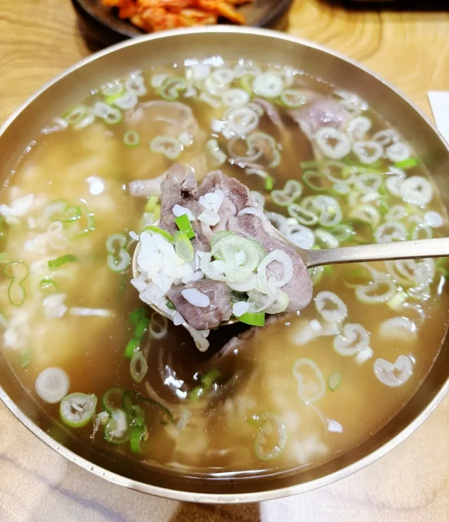 Close-up daging sapi hanwoo di dalam gomtang
