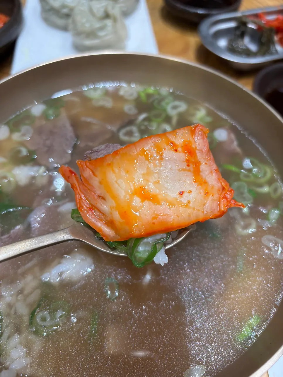 Satu suapan gomtang dipadukan dengan kimchi