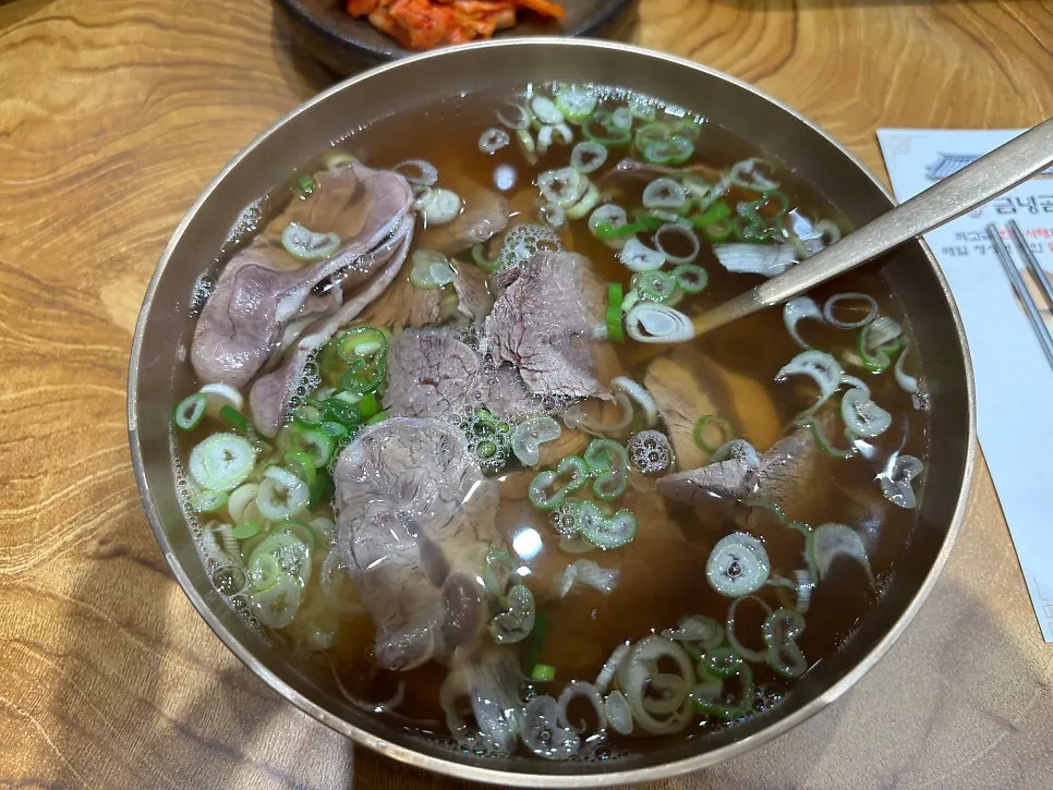 Gomtang ukuran large dengan porsi daging berlimpah