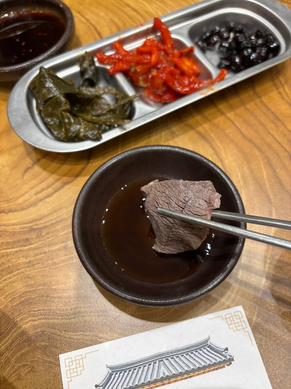 Daging gomtang dicelup ke saus kecap
