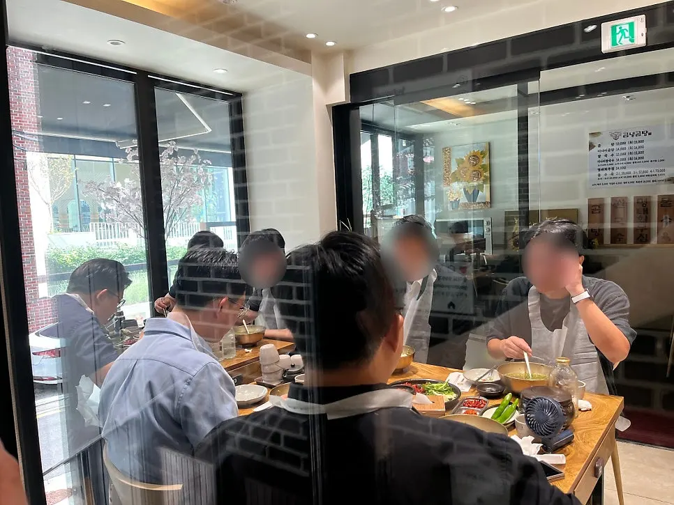 Spacious dining hall seating at Geumnyeong Gomtang Yeoksam Branch