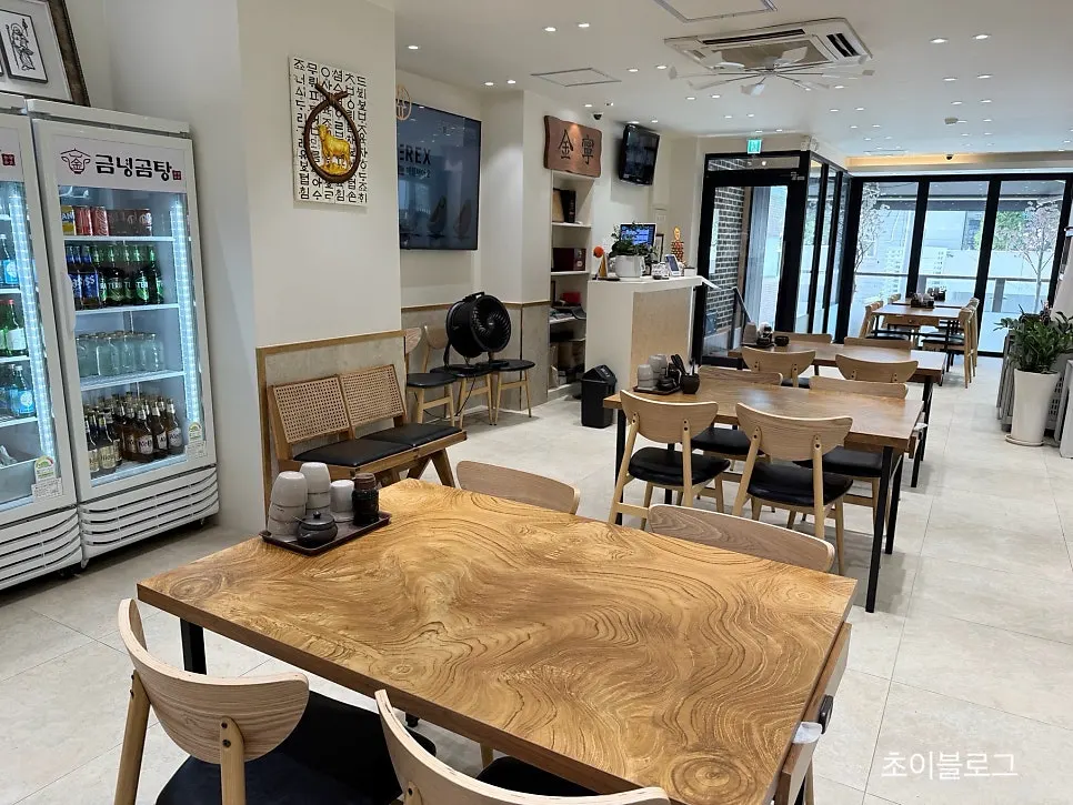 Spacious, clean dining hall at Geumnyeong Gomtang Yeoksam Branch