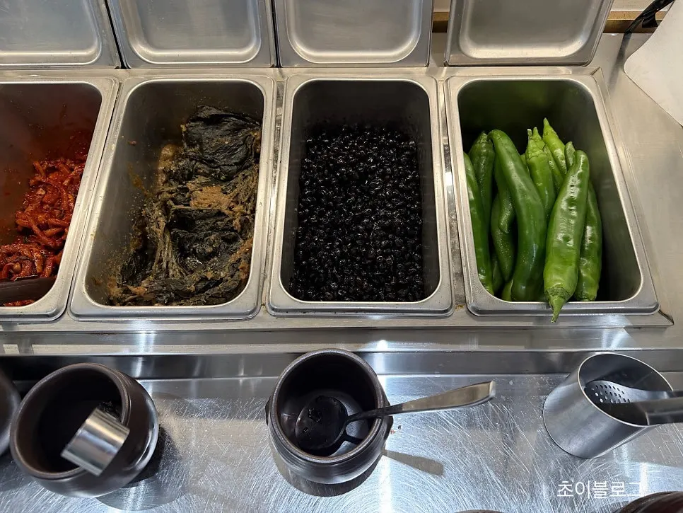 Containers of self-bar side dishes