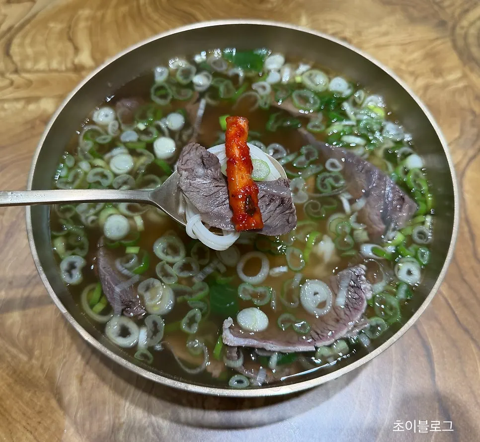 Rice noodles lifted up together with meat