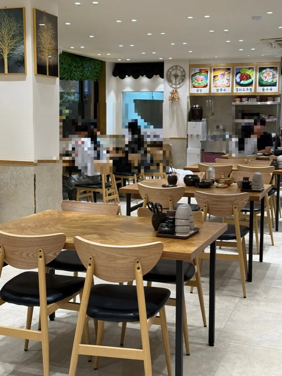 간격이 넉넉한 금녕곰탕 역삼점 테이블 좌석