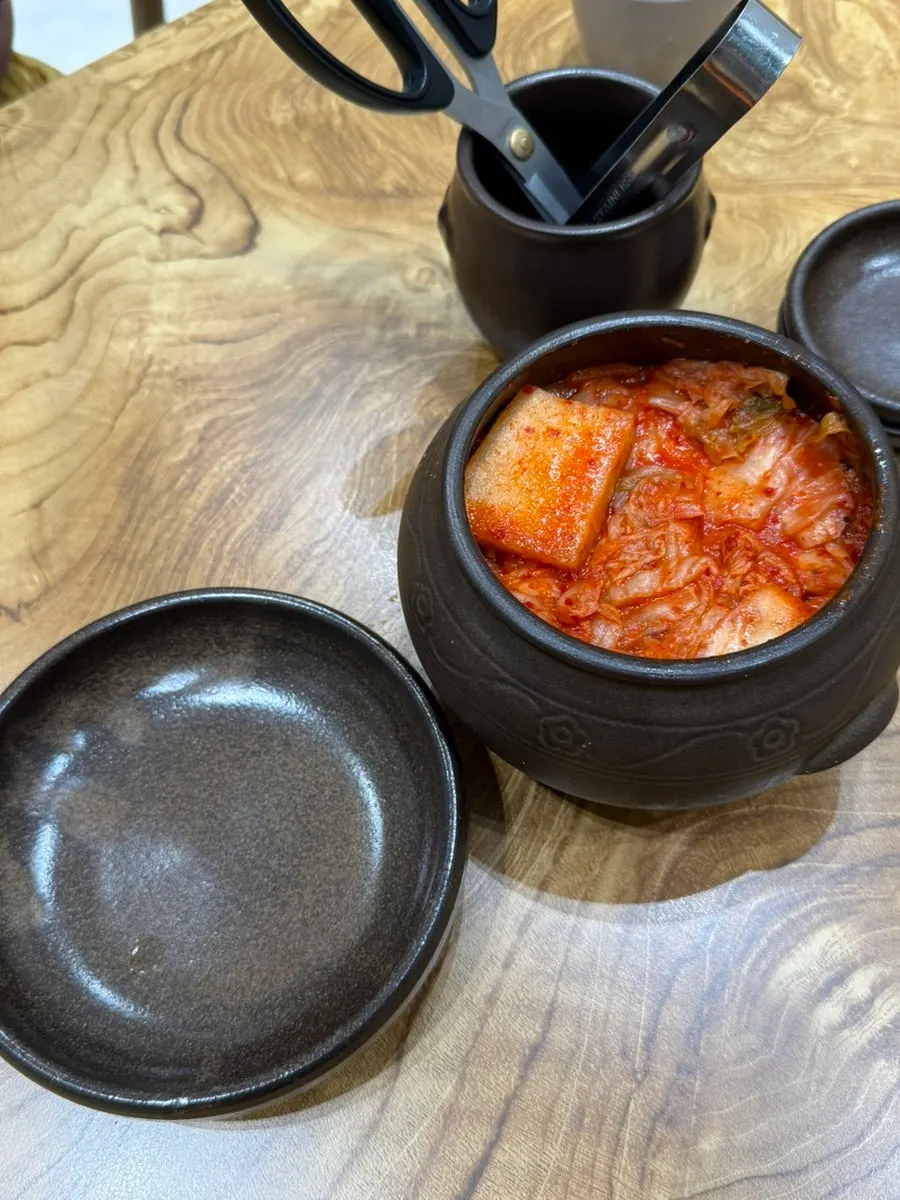 곰탕과 명태회무침, 막걸리가 놓인 테이블