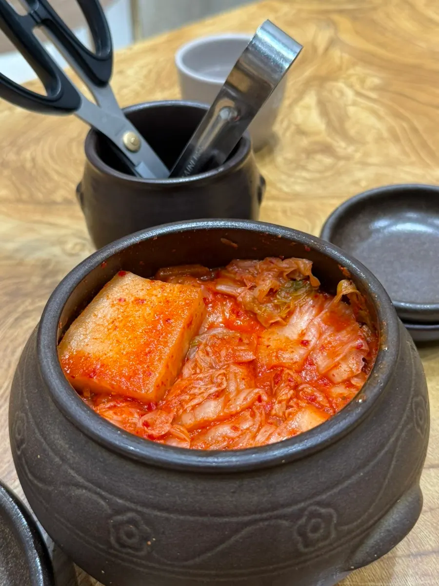 기본 반찬 김치와 곰탕 상차림