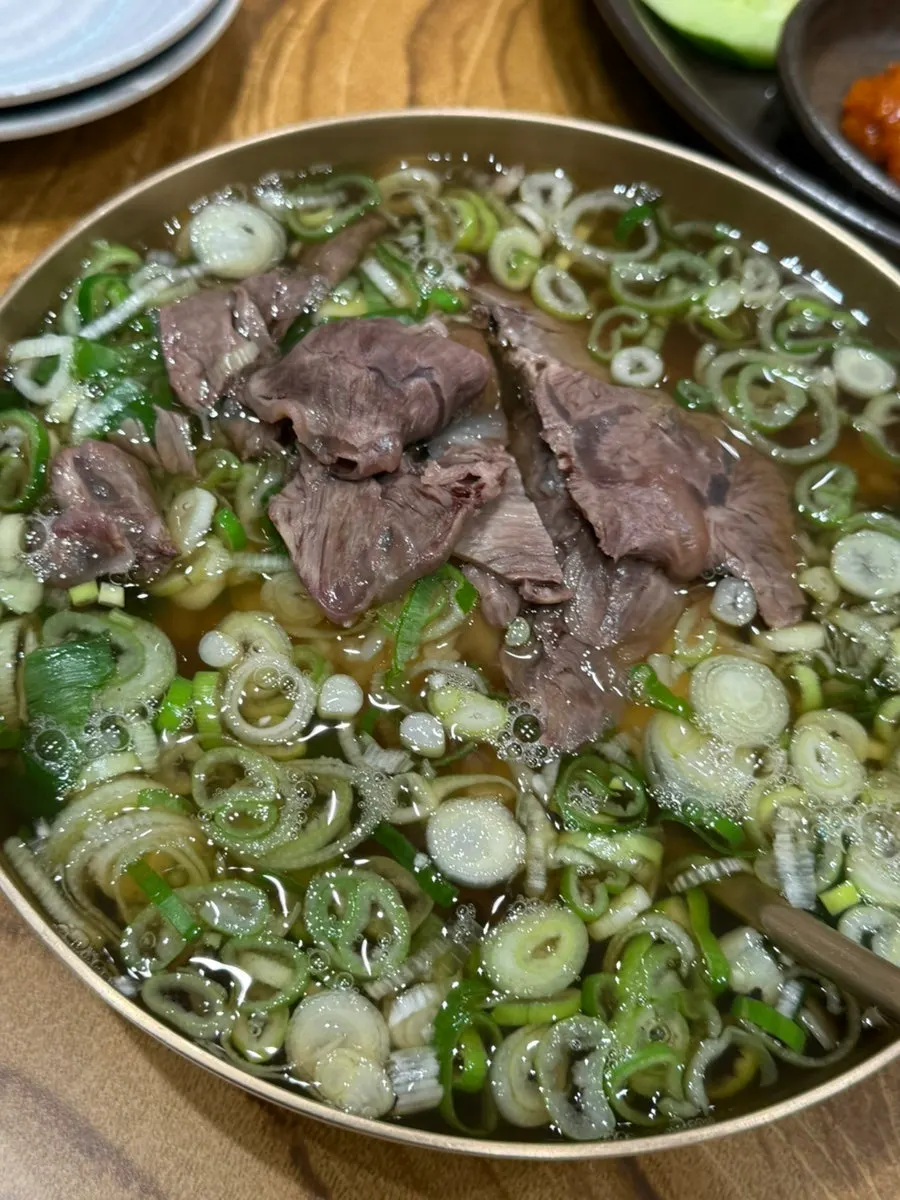 셀프바에서 가져온 무말랭이와 깻잎 반찬