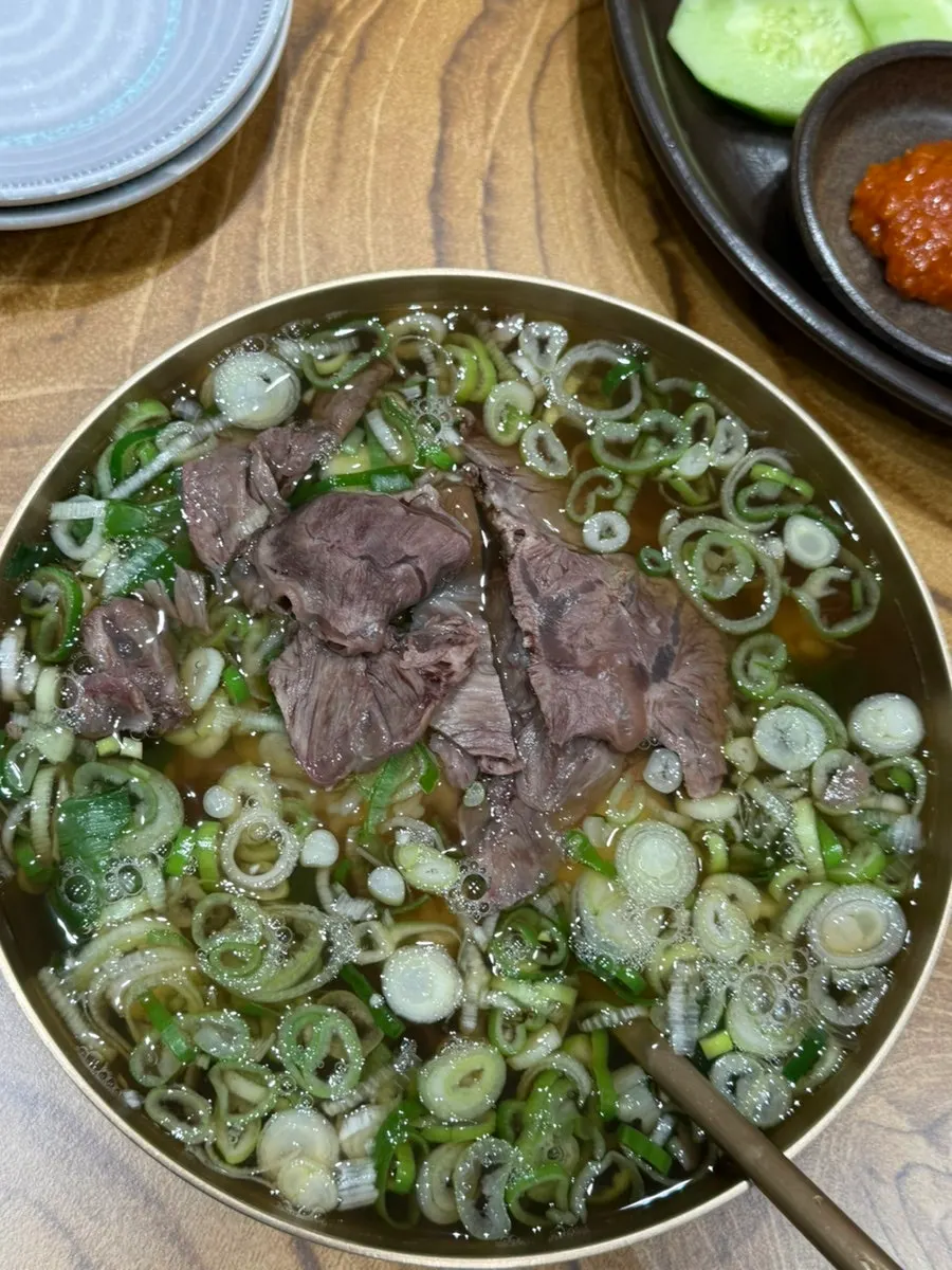 접시에 담은 셀프바 반찬