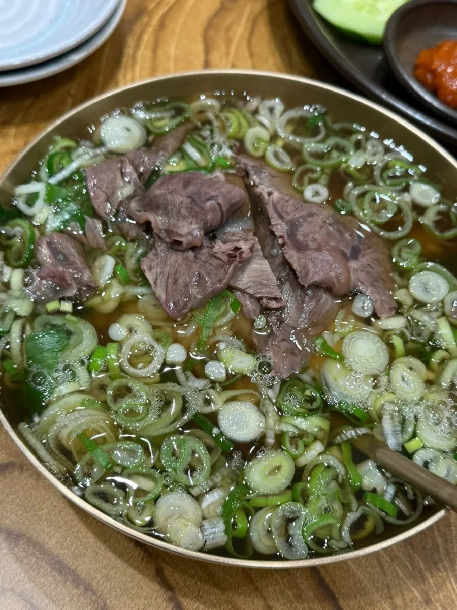 곰탕과 함께 놓인 반찬 접시