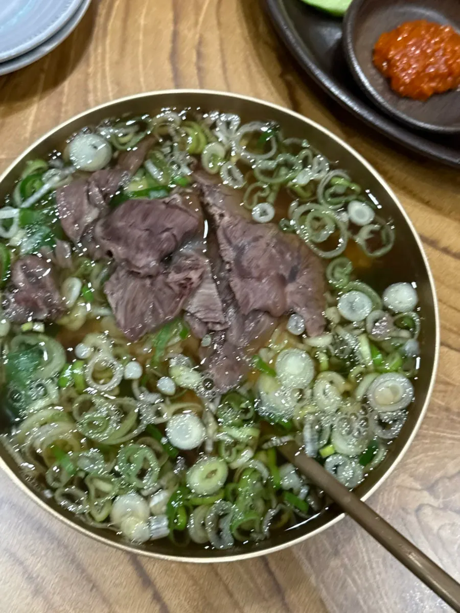 밥을 말아 고기를 올린 기본 곰탕