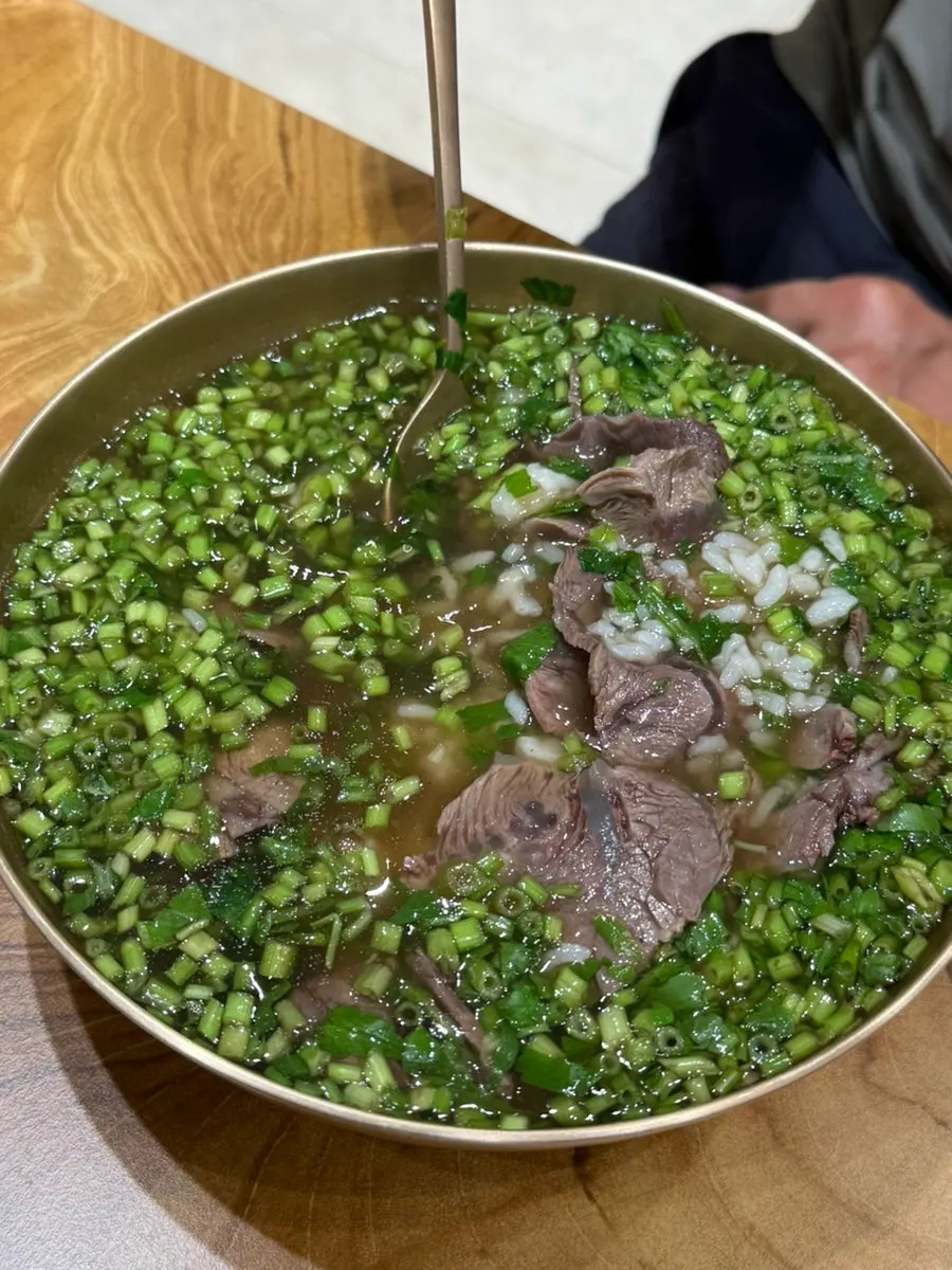 맑은 국물의 기본 곰탕 한 그릇