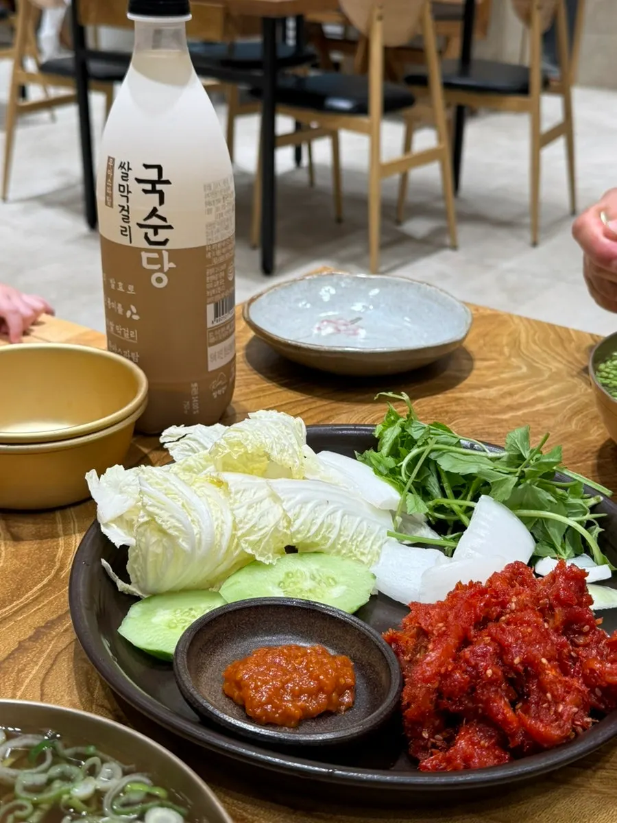 명태회무침과 막걸리 한 잔