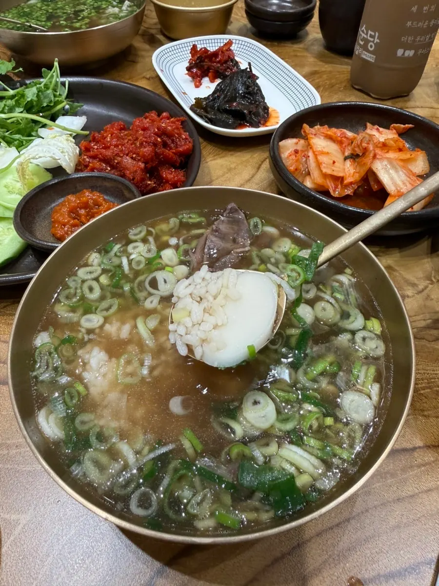 곰탕과 명태회무침, 막걸리로 채운 식탁
